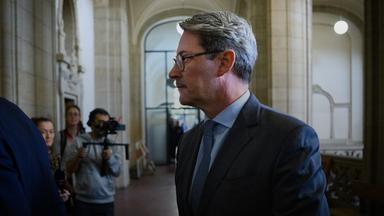 Andreas Scheuer (CSU), ehemaliger Bundesverkehrsminister, kommt am 21.09.2026 zum Prozess im Zusammenhang mit der gescheiterten Pkw-Maut vor der 38. Großen Strafkammer im Kriminalgericht Moabit, Berlin. 