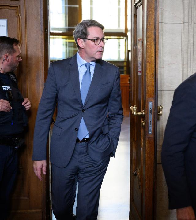 Berlin: Andreas Scheuer (CSU), ehemaliger Bundesverkehrsminister, verlässt zusammen mit seinem Rechtsanwalt den Gerichtssaal.