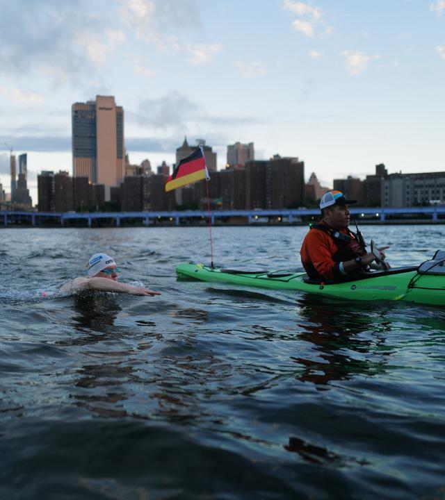 Extremschwimmer Andreas Waschburger schwimmt um Manhattan