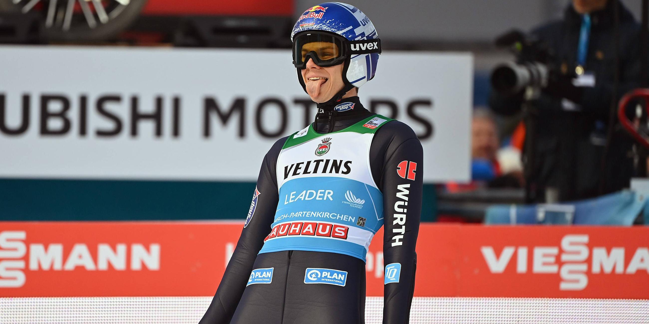 Andreas Wellinger feiert seinen dritten Platz mit herausgestreckter Zunge.