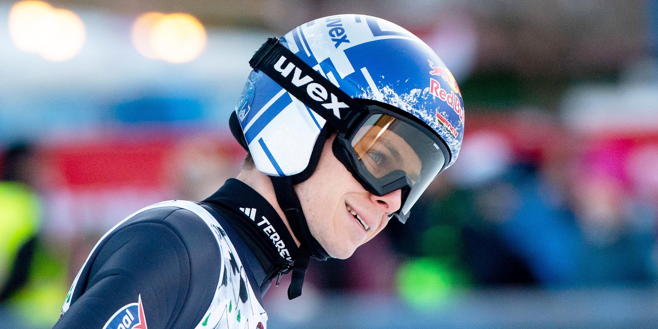 Andreas Wellinger (Deutschland) winkt zufrieden im Ziel nach der Landung.