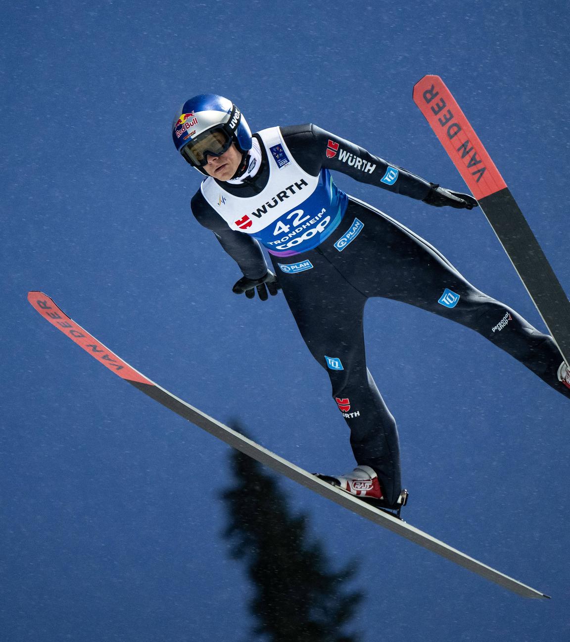 Deutschlands Andreas Wellinger im Sprung bei der WM in Trondheim am 02.03.2025.