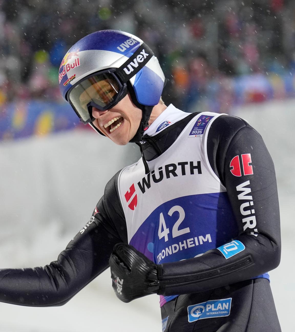Deutschlands Andreas Wellinger jubelt nach seinem Sprung bei der WM in Trondheim am 02.03.2025.