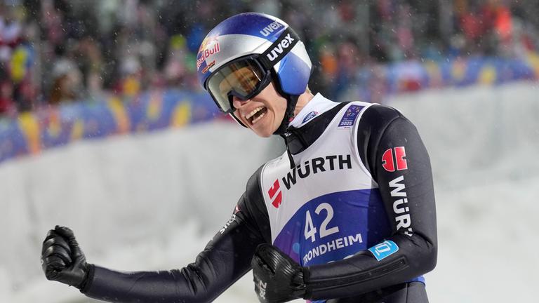 Deutschlands Andreas Wellinger jubelt nach seinem Sprung bei der WM in Trondheim am 02.03.2025.