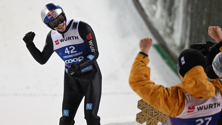 Deutschlands Andreas Wellinger jubelt nach seinem Sprung mit Philipp Raimund.