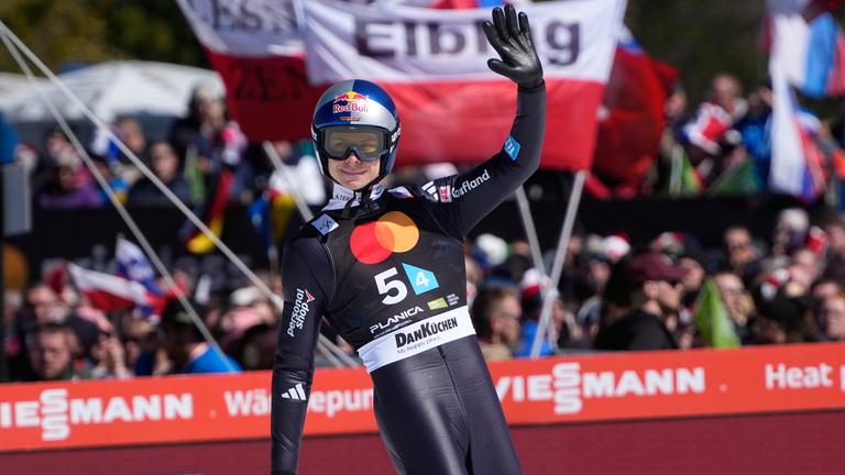 Der deutsche Skispringer Andreas Wellinger winkt lächelnd den Zuschauern beim Skisprung Weltcup in Planica 