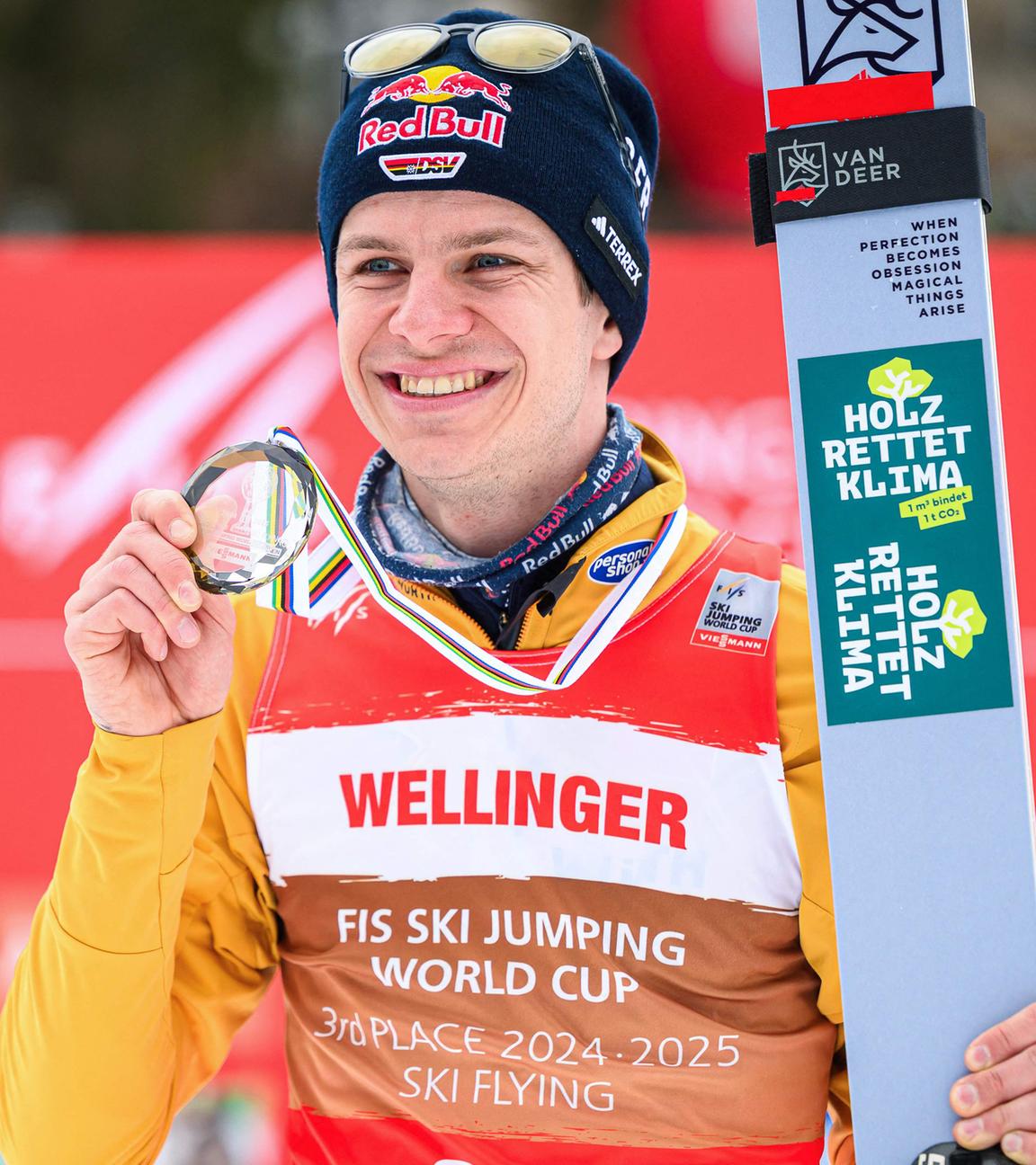 Andreas Wellinger lächelnd beim FIS World Cup in Planica.