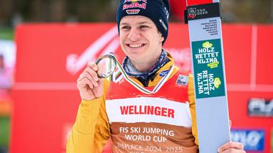 Andreas Wellinger lächelnd beim FIS World Cup in Planica.