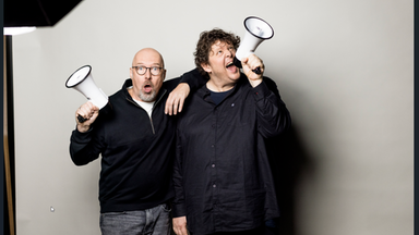 Andreas Wiemers (l.) und Werner Doyé, Autoren der Satire-Reihe Toll! vom ZDF-Magazin frontal, halten jeweils ein Megafon in der Hand