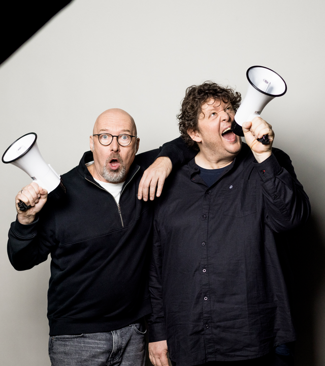 Andreas Wiemers (l.) und Werner Doyé, Autoren der Satire-Reihe Toll! vom ZDF-Magazin frontal, halten jeweils ein Megafon in der Hand