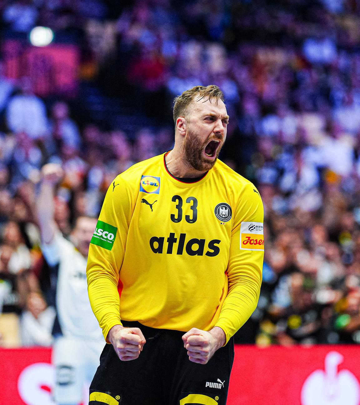 Der deutsche Handballtorwart Andreas Wolff jubelt mit geballten Fäusten nach seiner Parade im Spiel gegen Österreich bei der EHF Europameisterschaft