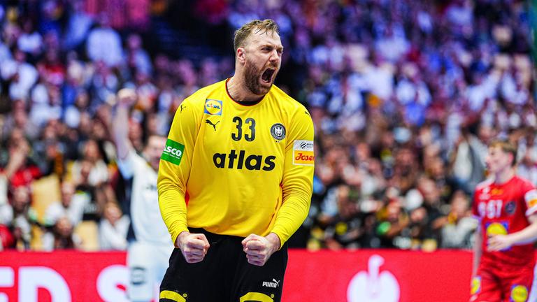 Der deutsche Handballtorwart Andreas Wolff jubelt mit geballten Fäusten nach seiner Parade im Spiel gegen Österreich bei der EHF Europameisterschaft