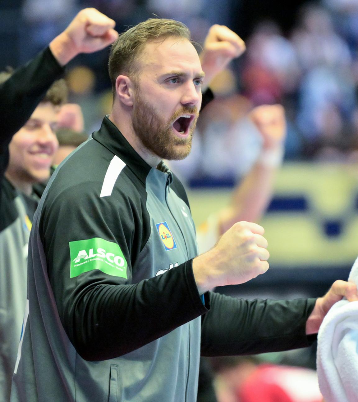 Der deutsche Torhüter Andreas Wolff jubelt als Wechselspieler auf der Ersatzbank bei der Handball-EM gegen Serbien am 17.01.2026 in Herning, Dänemark.