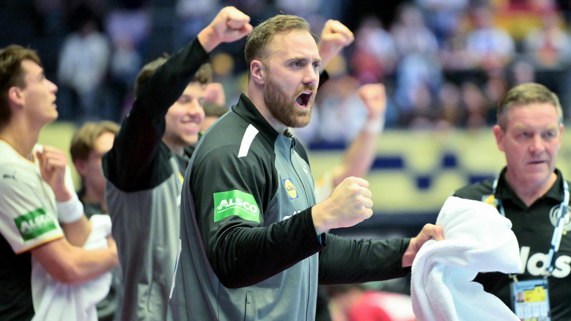Der deutsche Torhüter Andreas Wolff jubelt als Wechselspieler auf der Ersatzbank bei der Handball-EM gegen Serbien am 17.01.2026 in Herning, Dänemark.