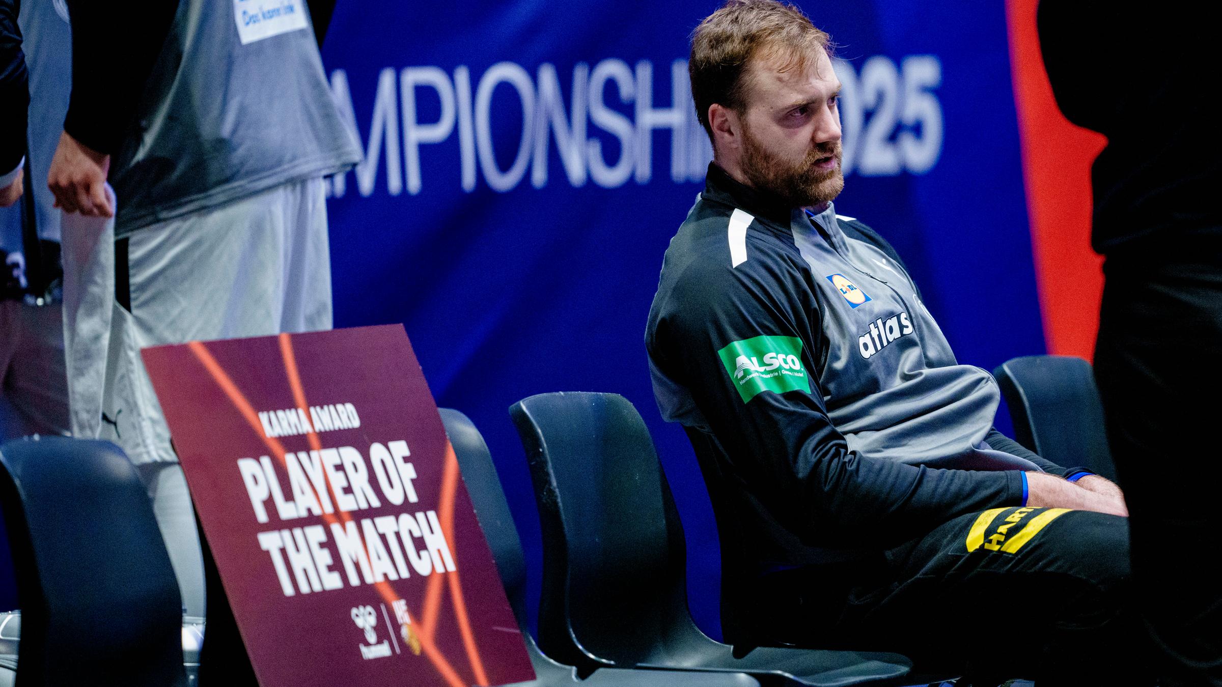 Andreas Wolff sitzt nach der Niederlage im Viertelfinale der Handball-WM gegen Portugal enttäuscht auf der Bank. Neben ihm die Trophäe für den "Player of the Match"