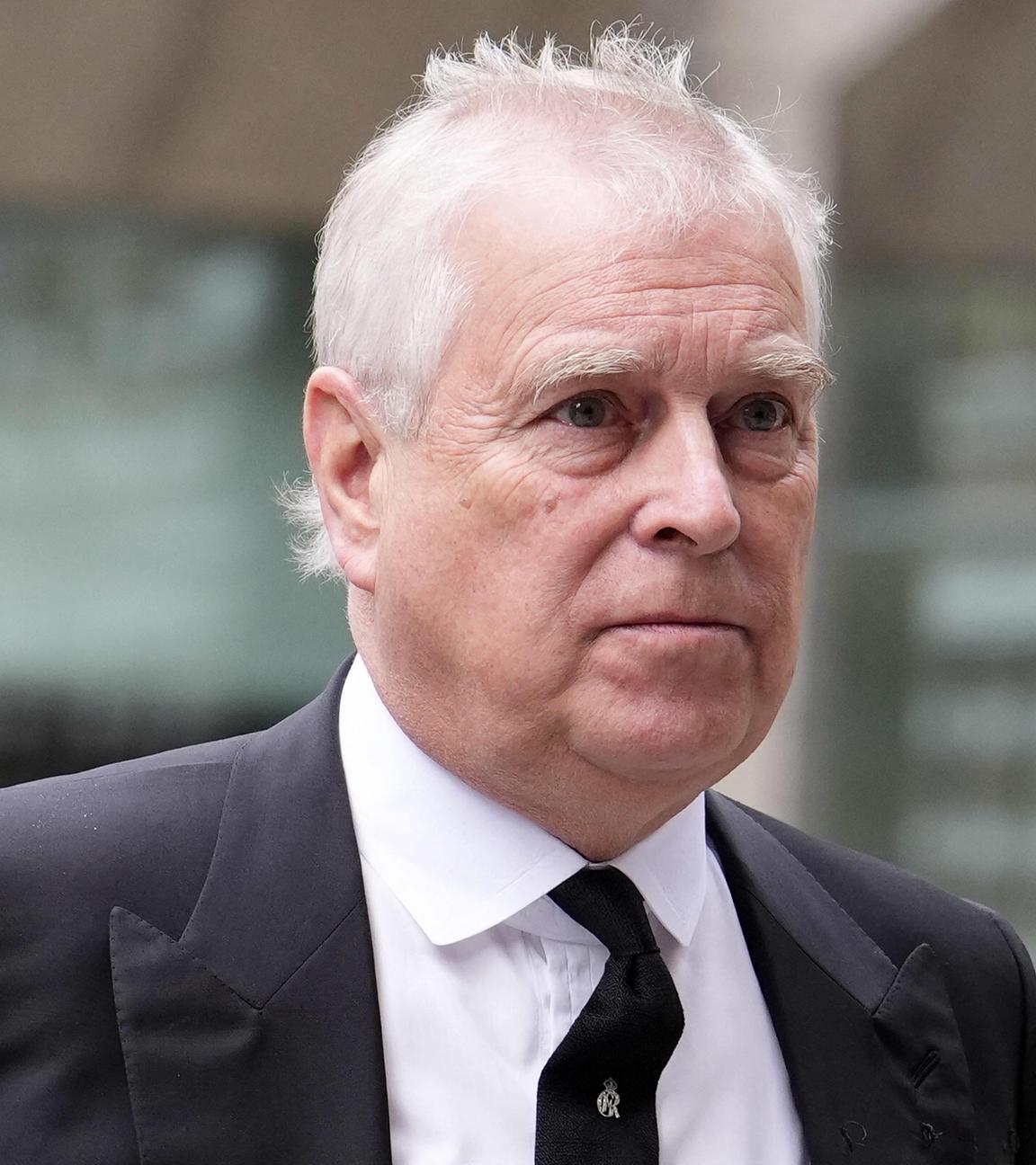 Prinz Andrew mit ernstem Blick.