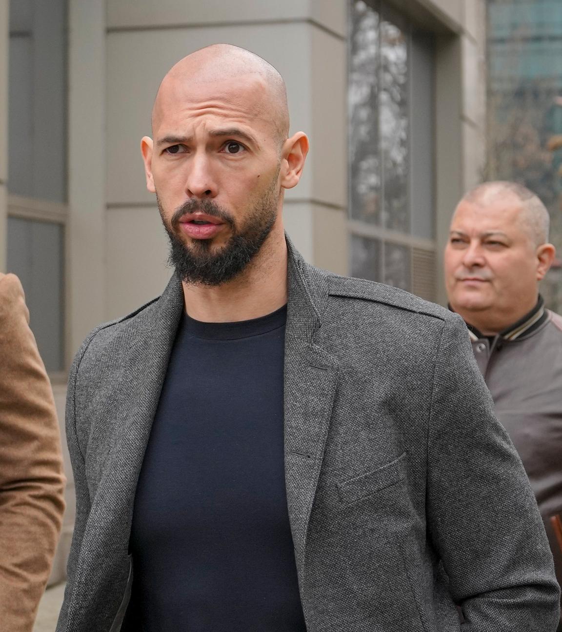 Andrew Tate (rechts) und sein Bruder Tristan verlassen das Tribunal in Bukarest, Rumänien, Donnerstag, 29. Februar 2024.