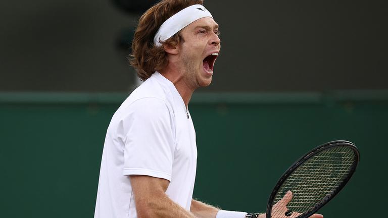 Der russische Tennisspieler Andrey Rublev reagiert auf den argentinischen Tennisspieler Francisco Comesana während des Herreneinzelmatches am zweiten Tag der Wimbledon Championships.
