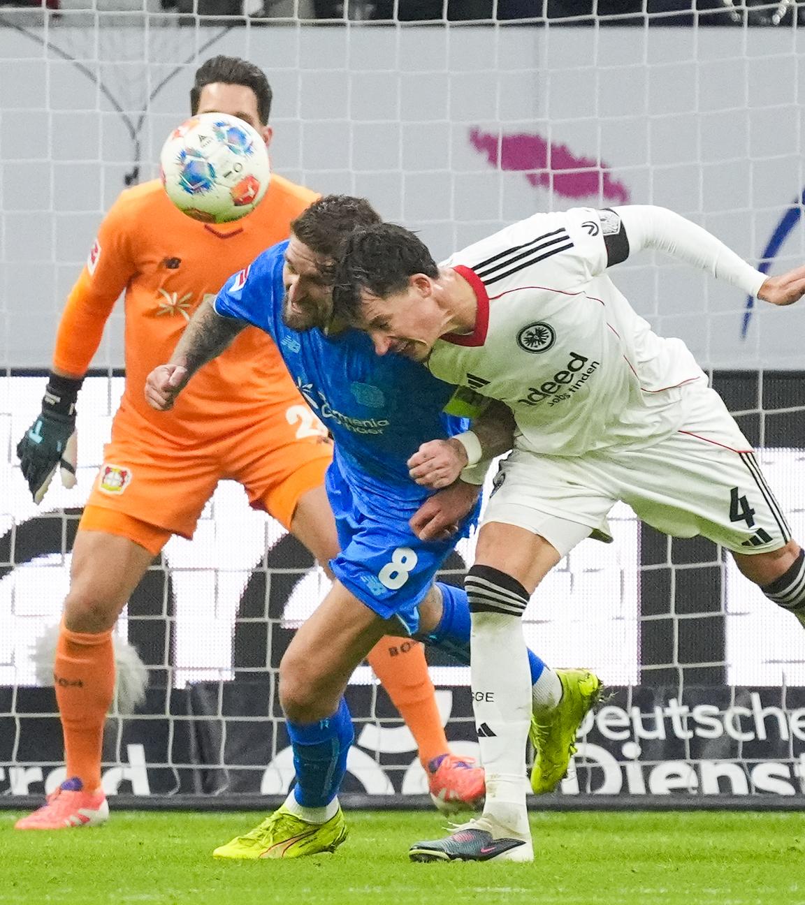 In der Bundesligapartie zwischen Eintracht Frankfurt und Bayer 04 Leverkusen kann Leverkusens defensive Mittelfeldspieler Andrich den Ball gegen Frankfurts Koch klären 