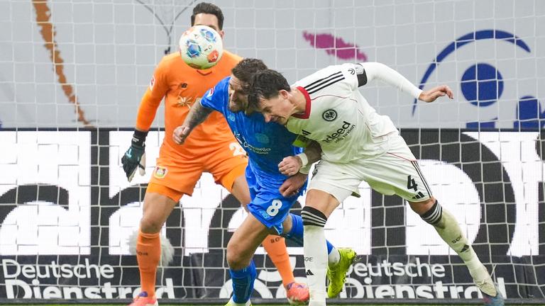 In der Bundesligapartie zwischen Eintracht Frankfurt und Bayer 04 Leverkusen kann Leverkusens defensive Mittelfeldspieler Andrich den Ball gegen Frankfurts Koch klären 