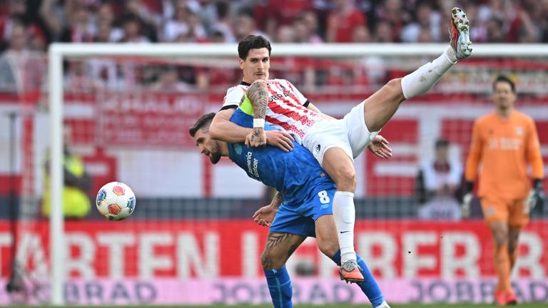 Leverkusens Mittelfeldspieler Robert Andrich und Freiburgs Mittelstürmer Igor Matanović kämpfen um den Ball