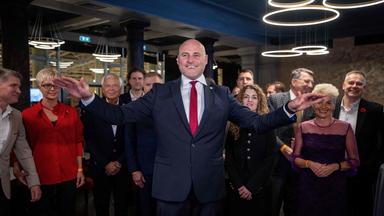 Lettlands Premierminister Andris Kulbergs reagiert freudig und hebt beide Arme in die Höhe, während er am Wahlabend seiner Partei "Apvienotais Saraksts" (Vereinigte Liste) am 3. Oktober 2026 in Riga auf die ersten Ergebnisse der Nachwahlbefragungen zu den Parlamentswahlen wartet.