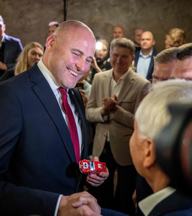 Andris Kulbergs nimmt Gratulationen zum Wahlsieg in Lettland entgegen.