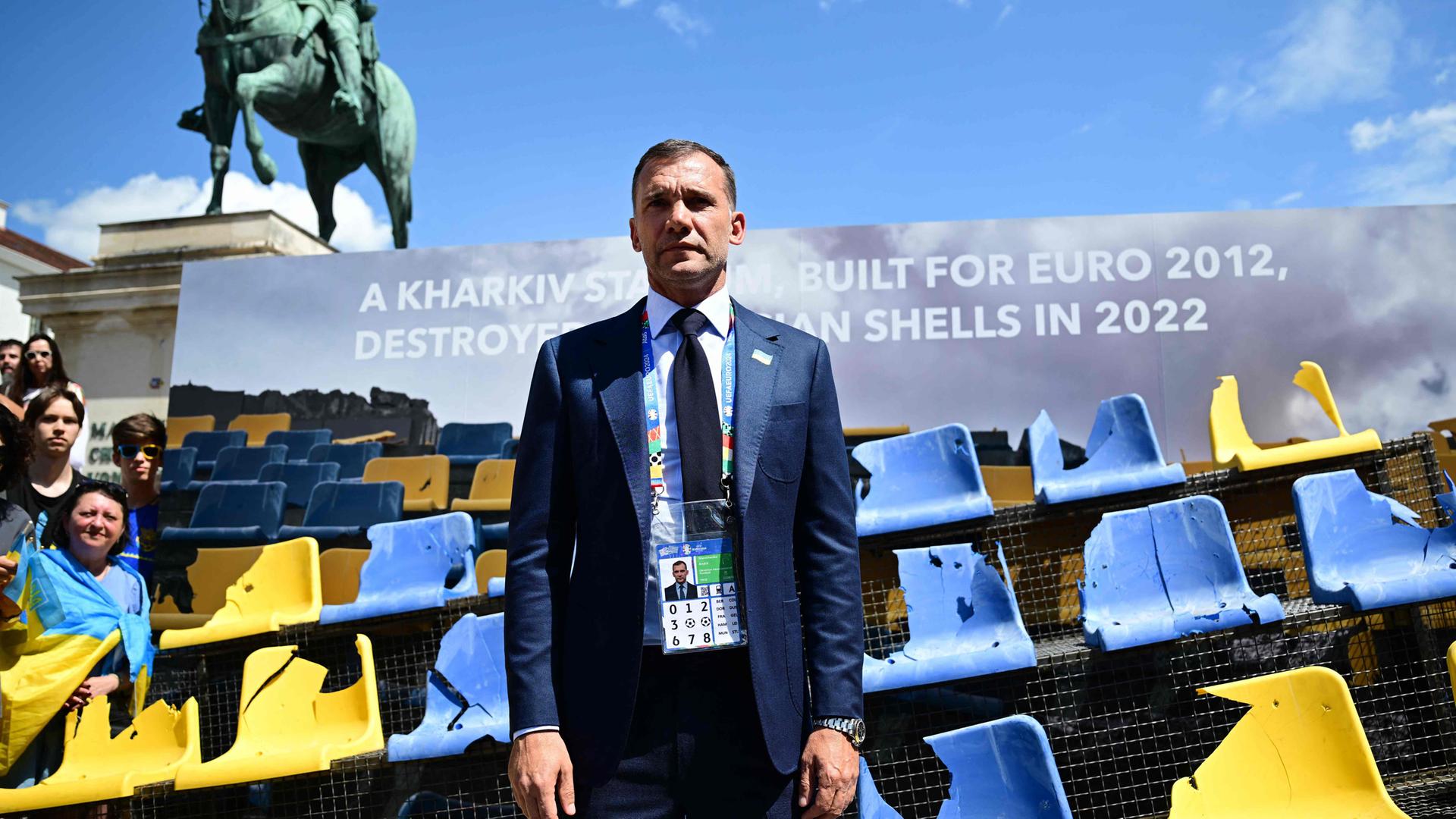 Der Präsident des ukrainischen Fußballverbands Andriy Shevchenko posiert vor einer Installation beschädigter Sitze in den Farben der Ukraine aus dem Sonyachny-Fußballstadion in Charkiw.