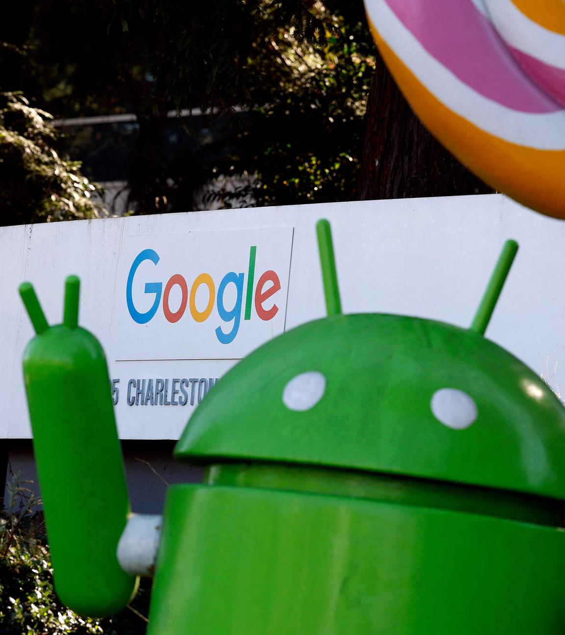 Eine große Android-Figur ist vor dem Google-Hauptsitz aufgestellt.