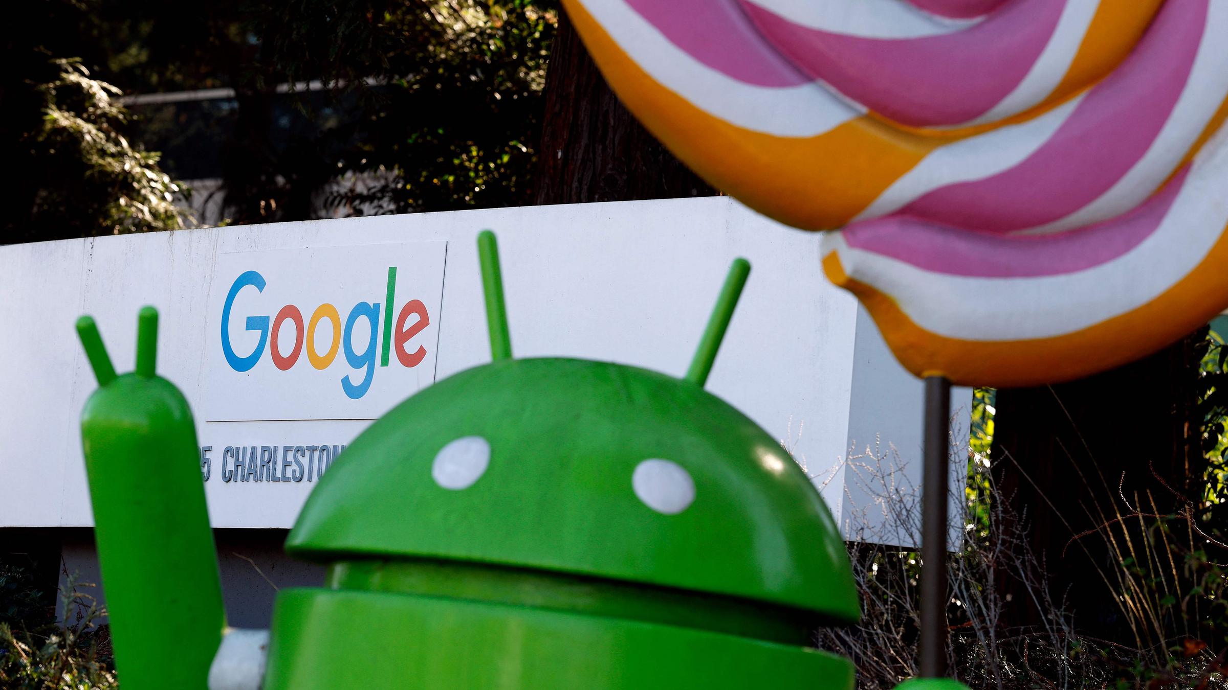 Eine große Android-Figur ist vor dem Google-Hauptsitz aufgestellt.