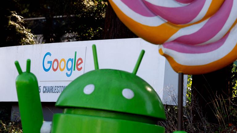 Eine große Android-Figur ist vor dem Google-Hauptsitz aufgestellt.