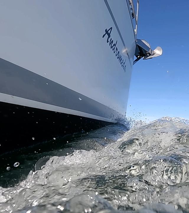 Bug des Segelschiffs Andromeda in der Ostsee mit Wellengang