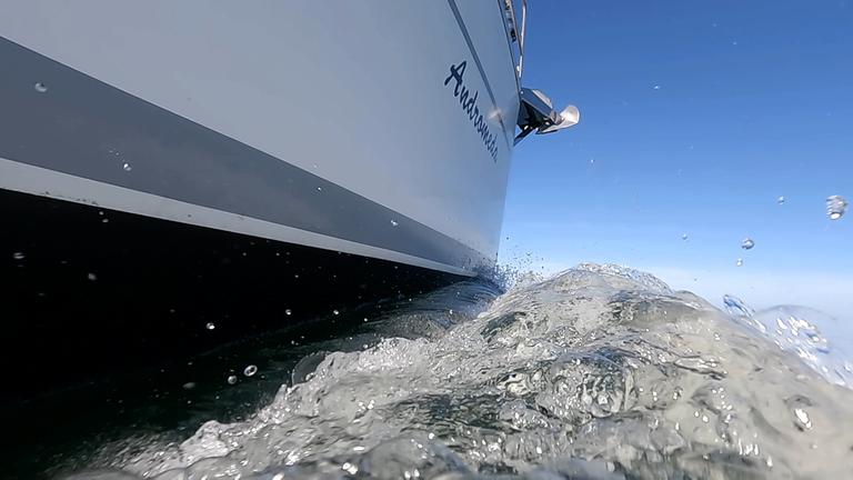 Bug des Segelschiffs Andromeda in der Ostsee mit Wellengang