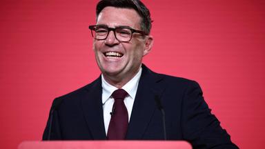 Andy Burnham hält eine Rede, nachdem er auf der „Labour-Sonderkonferenz“ am 17. Juli 2026 in der Londoner Innenstadt als neuer Vorsitzender der Labour-Partei und künftiger Premierminister des Landes bestätigt wurde.