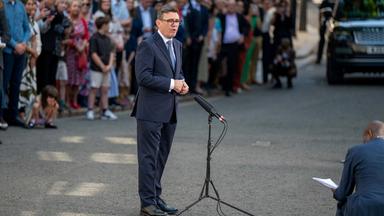 Der neue britische Premierminister, Andy Burnham hält in der Downing Street, London eine Rede.