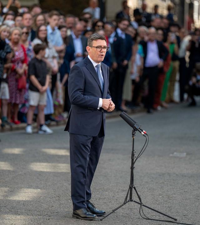 Der neue britische Premierminister, Andy Burnham hält in der Downing Street, London eine Rede.