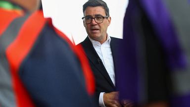 Der britische Premierminister Andy Burnham spricht mit Mitarbeitern während seines Besuchs am Busbahnhof von Wolverhampton