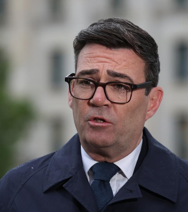Premierminister Andy Burnham spricht nach seinem Treffen mit Bundeskanzler Friedrich Merz im Bundeskanzleramt in Berlin zu den Medien. 