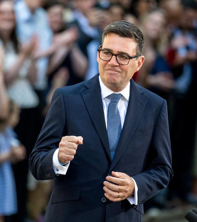 Der neue britische Premierminister Andy Burnham hält seine Antrittsrede in London.