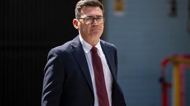 Premierminister Andy Burnham bei einer Versammlung der Labour-Party.