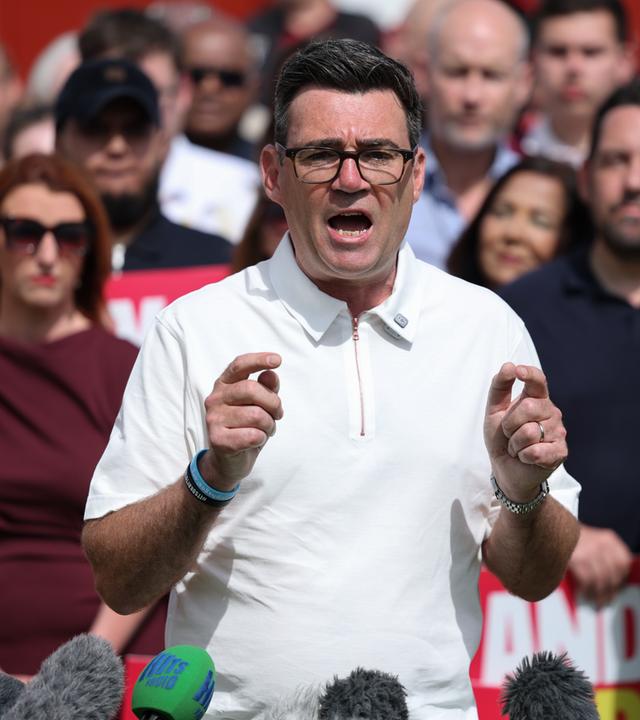 Andy Burnham von der Labour-Partei hält nach seinem Sieg in der Wahl von Makerfield eine Rede.