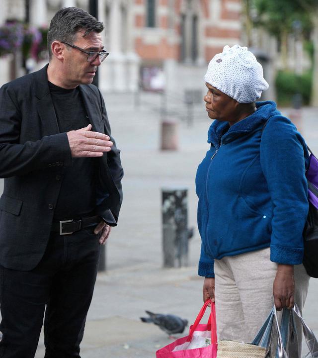 Der Vorsitzende der Labour-Partei, Andy Burnham (links), unterhält sich mit der Obdachlosen Hubar.