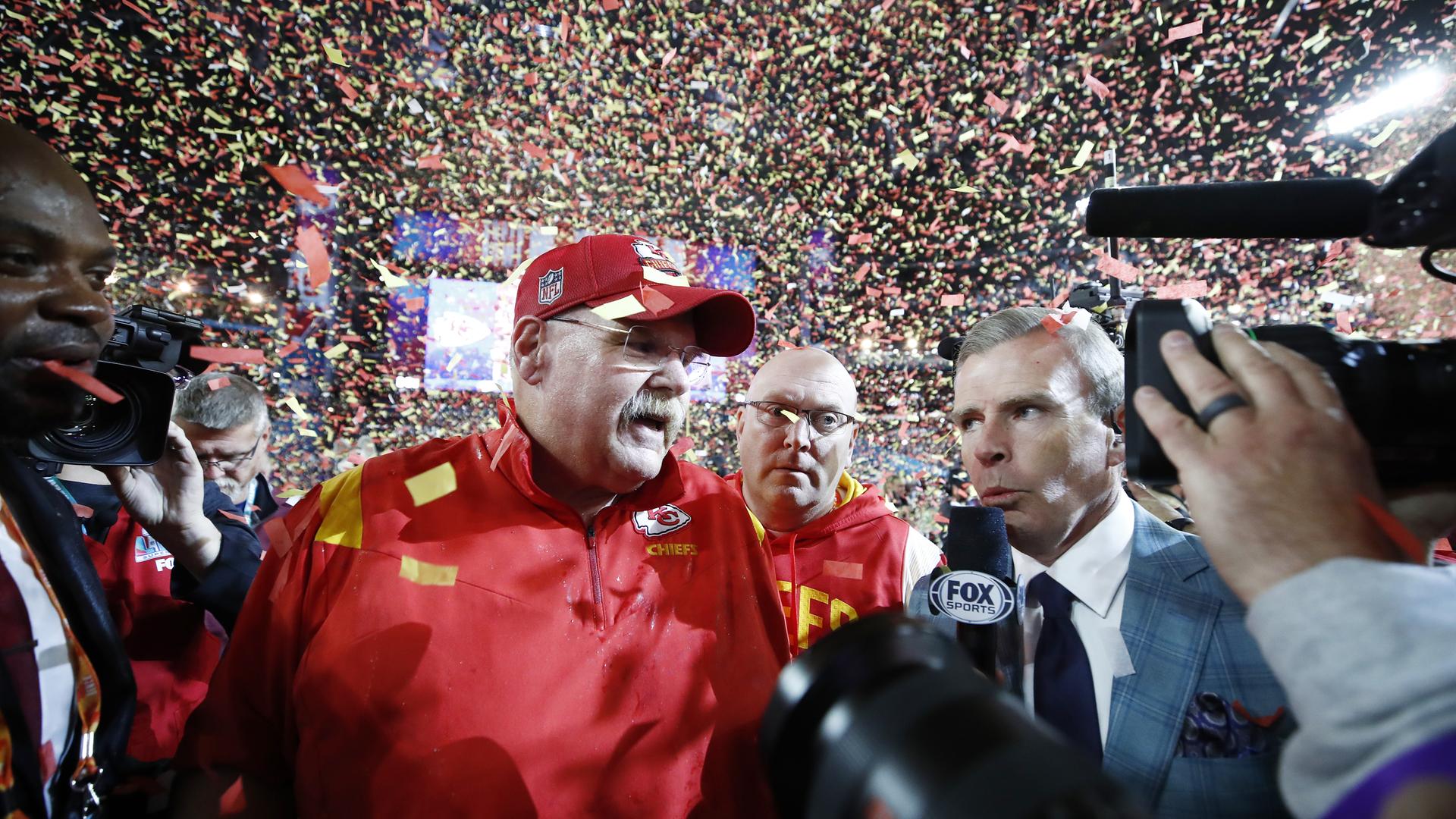Kansas-City-Chefcoach Andy Reid wird nach dem gegen die Philadelphia Eagles gewonnenen Superbowl 2023 interviewt.