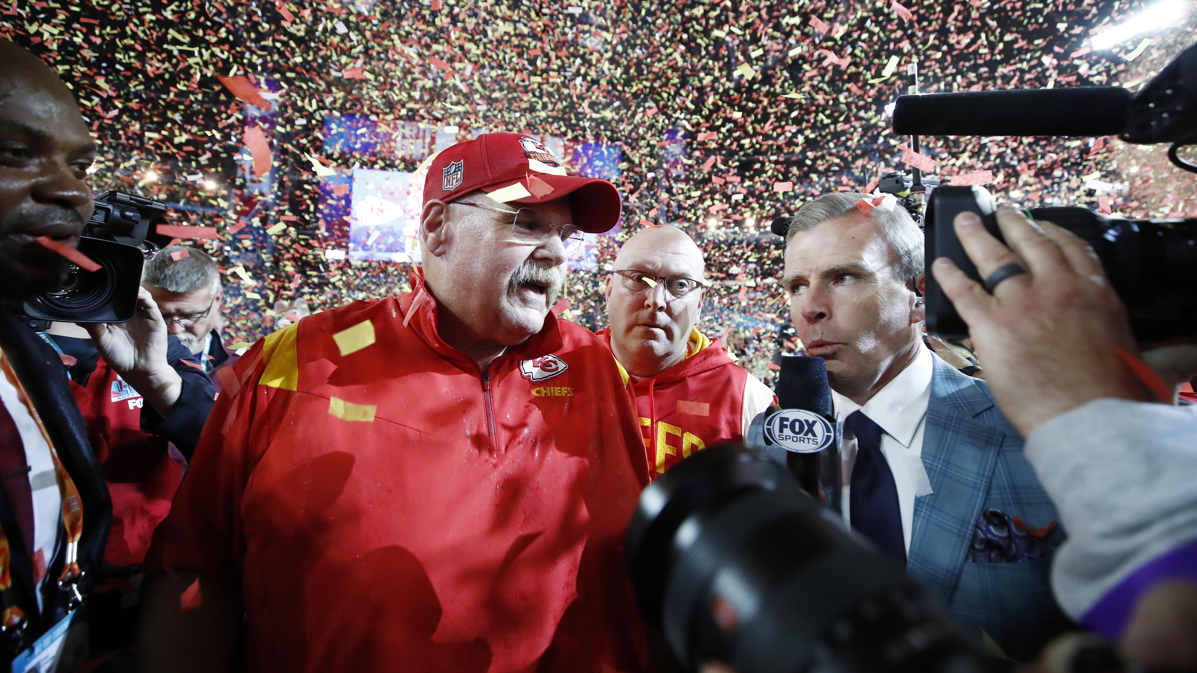 Kansas-City-Chefcoach Andy Reid wird nach dem gegen die Philadelphia Eagles gewonnenen Superbowl 2023 interviewt.