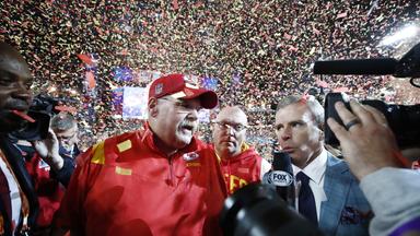 Kansas-City-Chefcoach Andy Reid wird nach dem gegen die Philadelphia Eagles gewonnenen Superbowl 2023 interviewt.