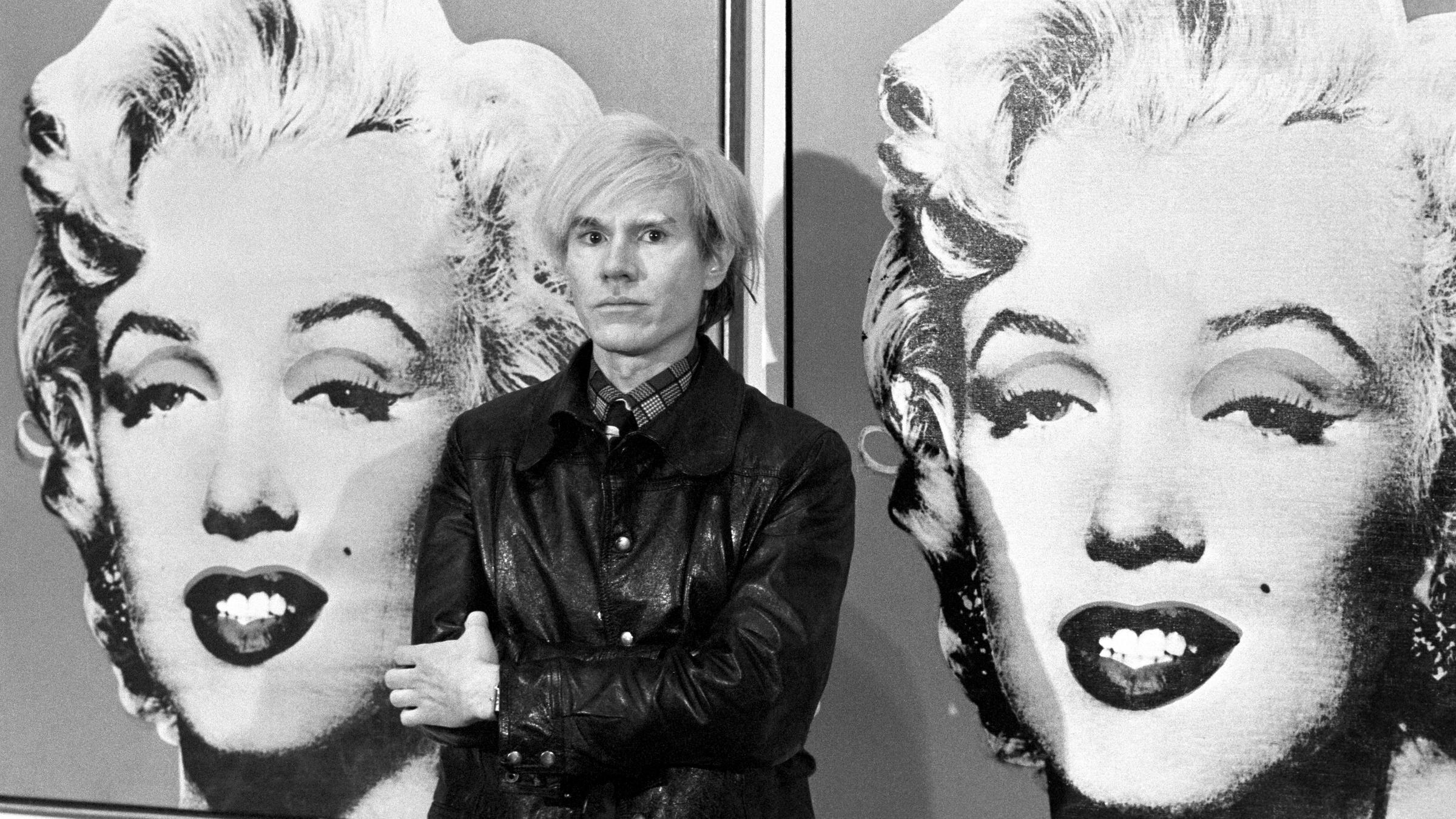 Andy Warhol vor Gemälde Marilyn Monroe