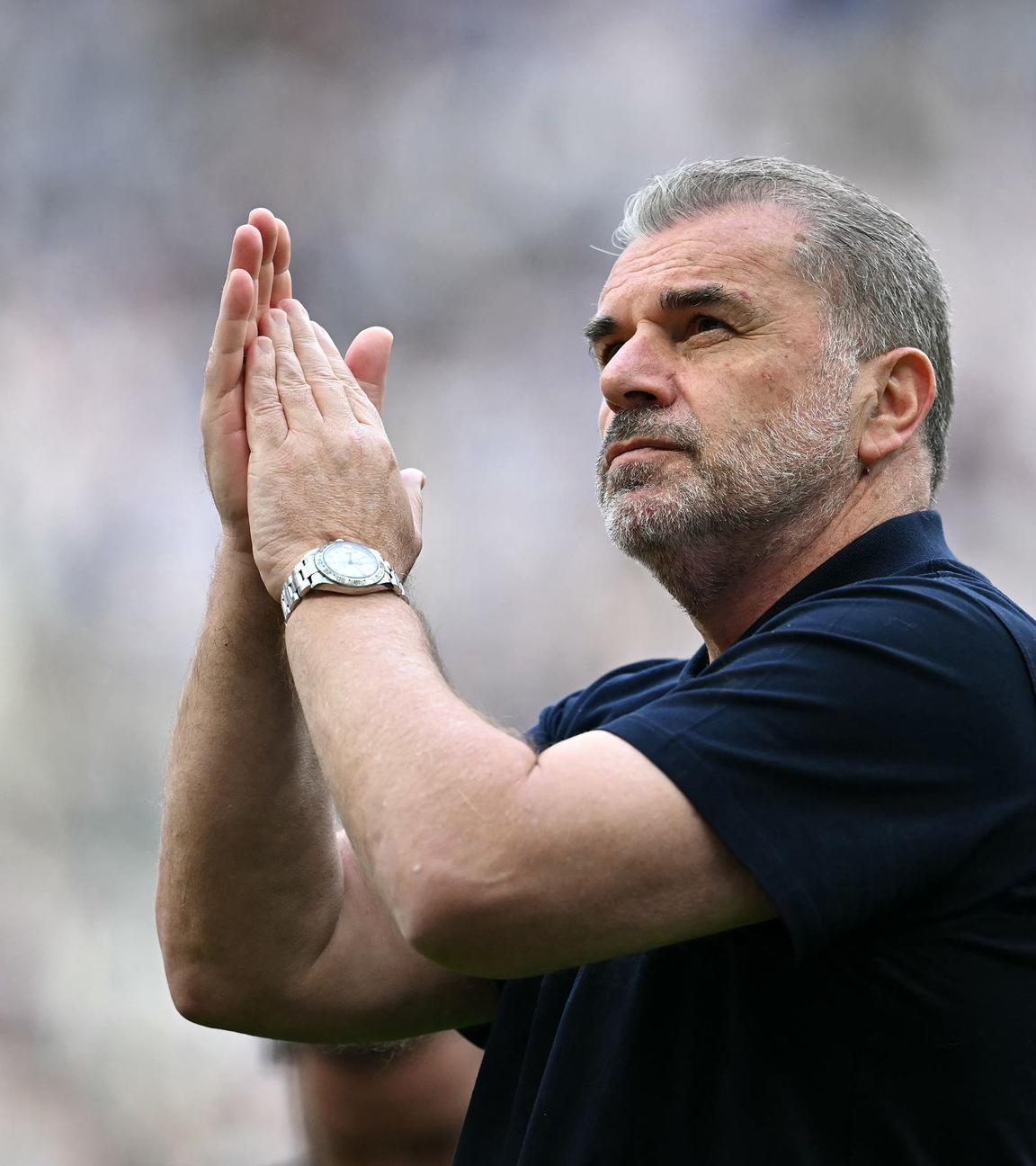 Tottenham-Trainer Ange Postecoglou klatscht dem Publikum zu.