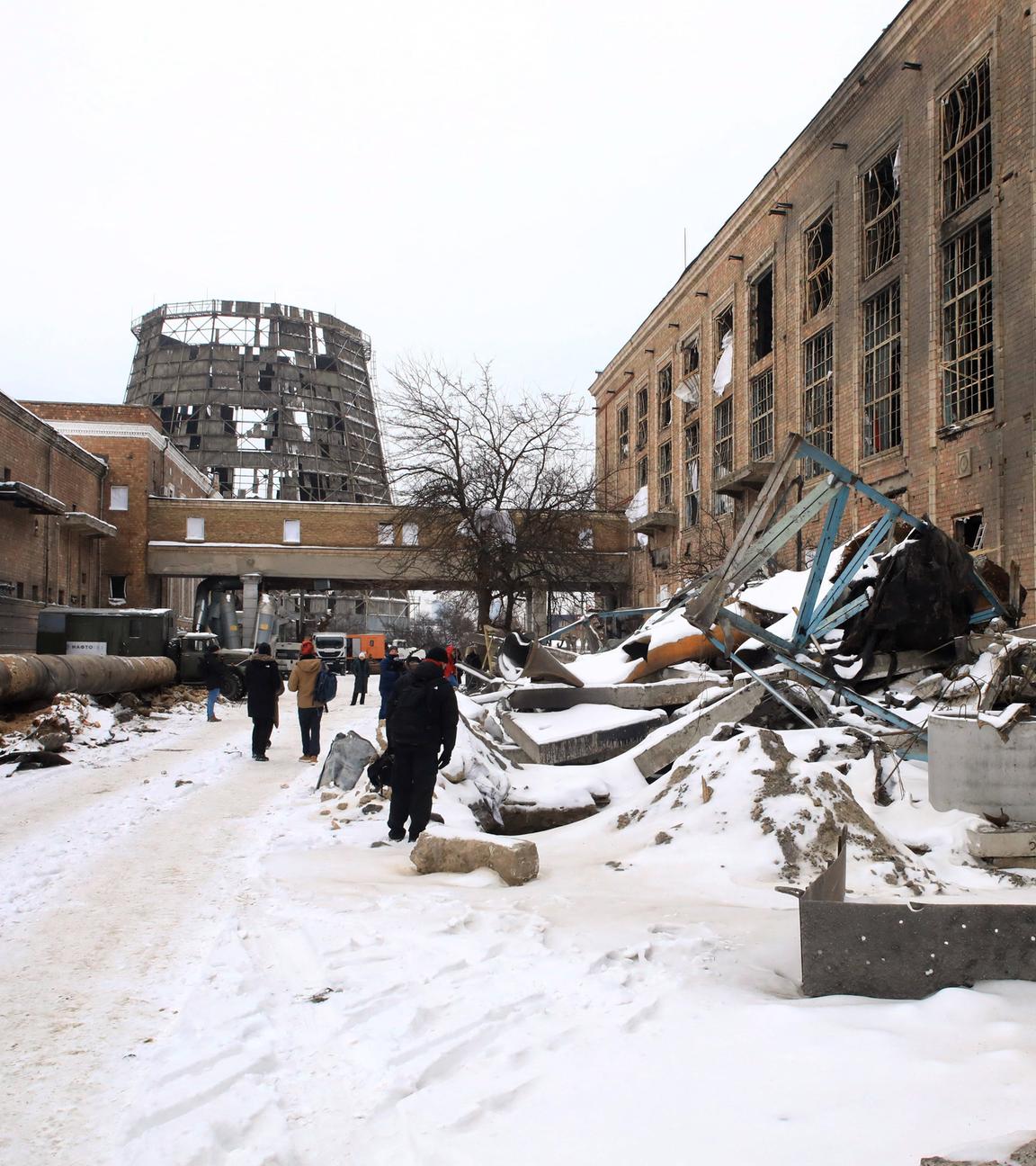 Reporter begehen am 06.02.2026. das von Russland angegriffene Heizkraftwerk Kiew CHPP-4.
