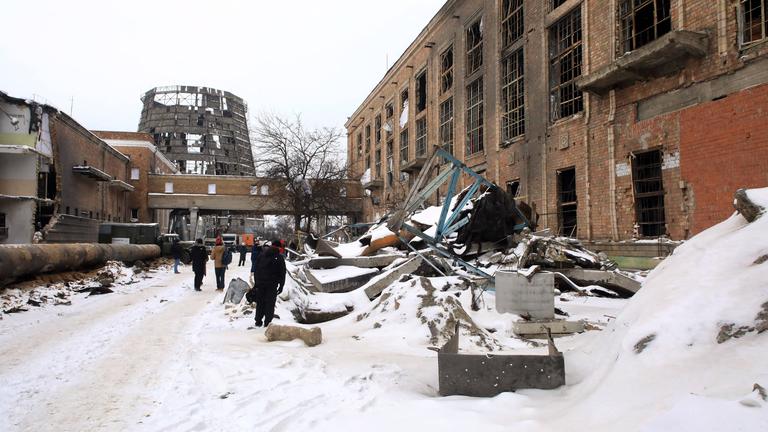 Reporter begehen am 06.02.2026. das von Russland angegriffene Heizkraftwerk Kiew CHPP-4.