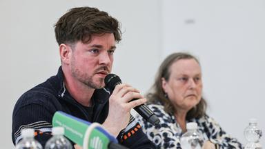 Antonius Michelmann (l), Bruder der in Syrien inhaftierten Eva Maria Michelmann, spricht auf einer Pressekonferenz neben seiner Mutter Rotraut Hake-Michelmann am 27.04.2026 in Köln, Nordrhein-Westfalen.